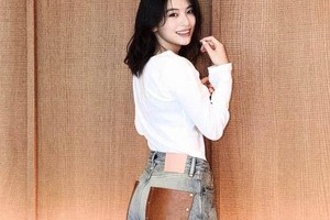 出口夏希、肩出しブラックのドレス姿で...国宝級の美貌ダダ漏れ　「綺麗すぎ」「イタリアでも最高に美しい」