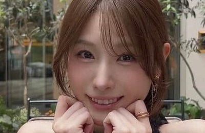 高橋ひかる、ミニ丈ドレス＆黒ストで色気ダダ漏れドラマオフショット　「かわいすぎ」「ドキっとしちゃう」