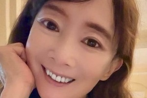 アグネス・チャン71歳、膝上ミニの真っ赤なスーツ姿で異次元スタイル炸裂　「美しい」「綺麗」「とっても素敵」