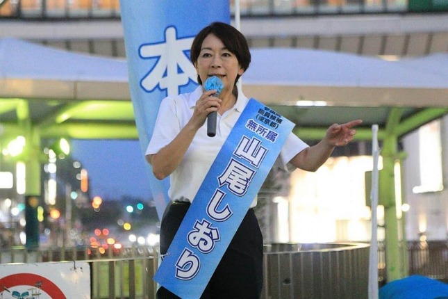 街頭演説する山尾志桜里氏。2025年の参院選には無所属で東京選挙区から出馬した
