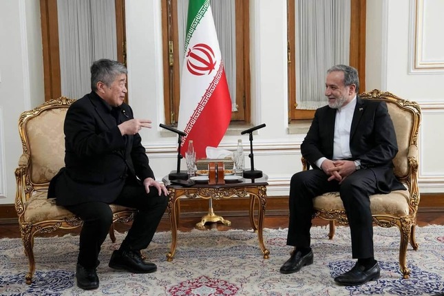伊勢崎賢治参院議員とイランのアラグチ外相（駐日イラン大使館のXから）