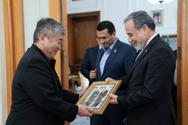 笑顔で議員外交を展開（駐日イラン大使館のXから）
