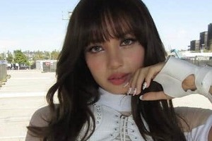 BLACKPINK・リサ、透け感オフショル黒ドレス姿で...すらり神スタイルの美貌　美しさにため息