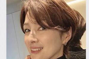 吉瀬美智子、ラフなコーデで美貌ダダ漏れ...六本木駅ホームでオーラ全開　「スタイル良すぎ」「電車乗るんだ！」