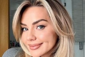 ドジャース・フリーマンの美人妻、超ミニ丈イエロードレスで色気ダダ漏れ　すらり神スタイルのセレブな美貌