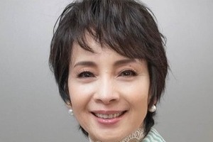 由美かおる75歳、膝上スカートのコーデですらり神スタイル炸裂　等身大ベティちゃんと同じポーズで2ショット