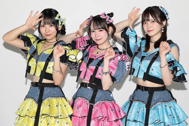 「ため息未来」の新衣装でポーズを取る3人。左から伊藤虹々美さん、大村杏さん、坂本真凛さん