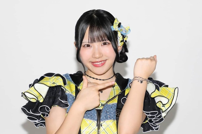 伊藤虹々美さん。10種類ほどある中からブレスレットを選んだ