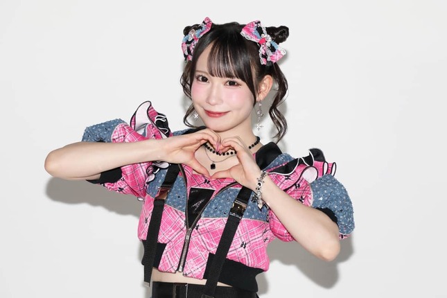 2作連続でセンターを務める大村杏さん。大きなツインのリボンと「猫耳クラゲ」の髪形がお気に入りだ
