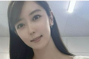 上野愛奈アナ、ベージュのワンピース姿ですらり神スタイルの美貌　「世界一の女神」「可愛すぎる」色気ダダ漏れ