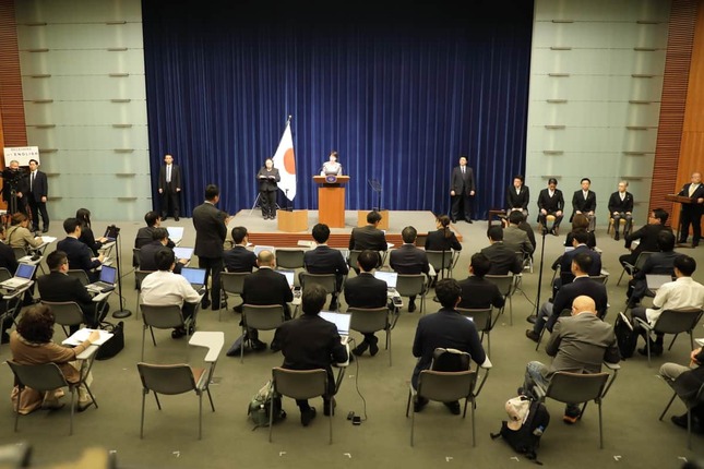 高市首相の会見。記者は前方のマイクで質問する