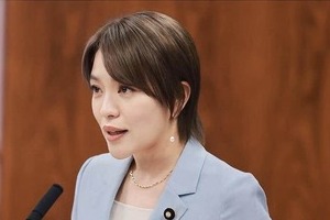 今井絵理子氏、内閣府副大臣に就任...ネイビーのジャケット×ドレス姿で記念撮影　「粉骨砕身、全力で」意気込む
