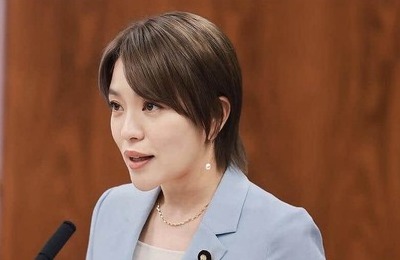 今井絵理子氏、内閣府副大臣に就任...ネイビーのジャケット×ドレス姿で記念撮影　「粉骨砕身、全力で」意気込む