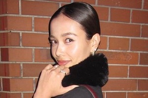 父親は草刈正雄...草刈麻有、黒キャミ×膝上スカートのコーデでドキっ　すらり神スタイルの美貌ダダ漏れショット