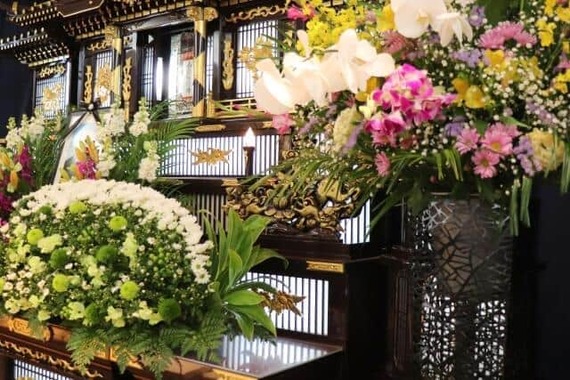 短期間で葬儀の形式、ひつぎ、祭壇、生花、参列者への案内など多くのことを決めなければならない
