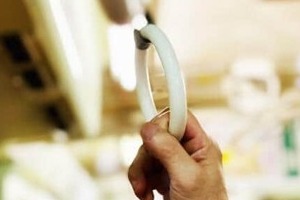 電車内で大きく足を広げ、周囲に無関心の男性...高齢女性が通れずヒヤリ　学生のスマートすぎる対応に感心