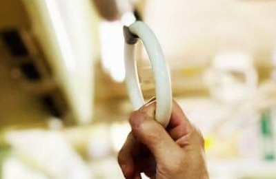 電車内で大きく足を広げ、周囲に無関心の男性...高齢女性が通れずヒヤリ　学生のスマートすぎる対応に感心