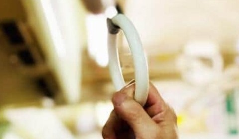 電車内で大きく足を広げ、周囲に無関心の男性...高齢女性が通れずヒヤリ　学生のスマートすぎる対応に感心