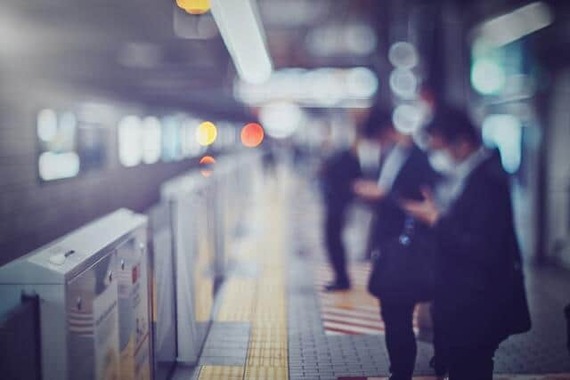 電車内で大きく足を広げる男性がいて…（写真はイメージ）
