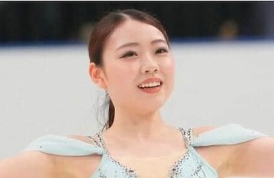 紀平梨花、膝上ミニワンピ姿で「激カワ」ドキっ　坂本花織、樋口新葉との3ショットに反響「わー！久しぶり」
