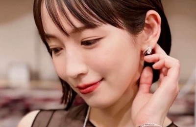 吉岡里帆、背中ざっくりタイトなドレス姿で異次元の美貌　「美し過ぎます」「あまりの美しさに震える」
