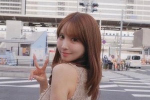 三上悠亜、超ミニ丈ワンピで色気ダダ漏れショット　「今日マスカラなしだからちょっといつもと顔違う」