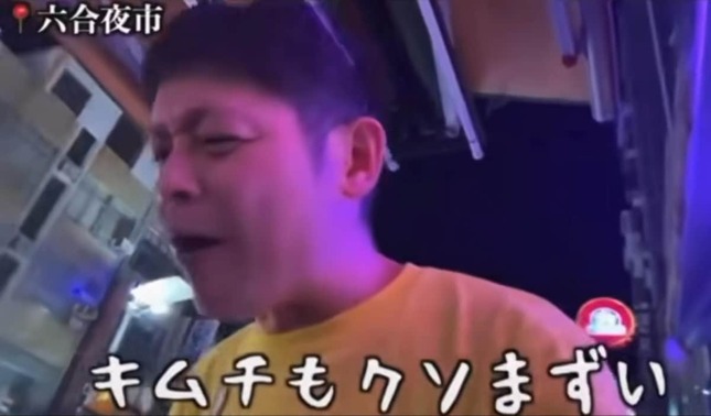 夜市の料理を吐き出す男性（ゾロの台湾グルメ投稿の動画から）