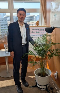 細野豪志氏が鉢植えに込めた思いとは（写真は細野氏のXから）