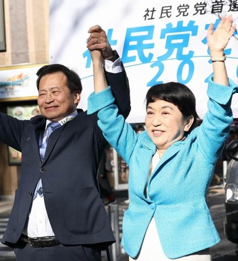 2026年春の党首選でのラサール石井氏（左）と福島瑞穂氏（右）
