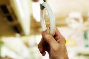 電車内で「えっ」と絶句...妊娠中、譲られた席を夫がまさかの横取り　周囲もあ然...近くの乗客が思わず言った言葉