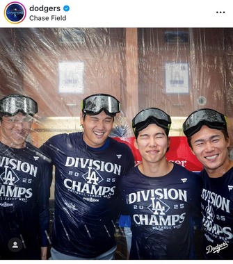 歓喜のシャンパンファイト（球団インスタグラムより）