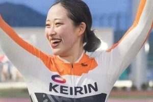 ガールズケイリン・又多風緑、ミニワンピ姿で美貌ダダ漏れ...片足上げポージング　「可愛い」「後ろ姿も素敵」