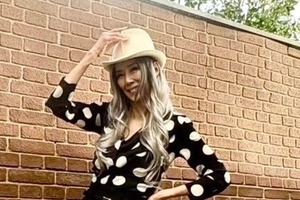 萬田久子「御無礼しますわ」真っ赤なドクロ柄着物＆ハットで麻雀　「こんなオシャレな麻雀打ちいるんですか」