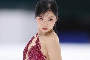 フィギュア・中井亜美、ラフなTシャツコーデもかわいすぎ...スマホ片手に自撮りパシャリ　氷上と雰囲気変わって