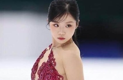 フィギュア・中井亜美、ラフなTシャツコーデもかわいすぎ...スマホ片手に自撮りパシャリ　氷上と雰囲気変わって