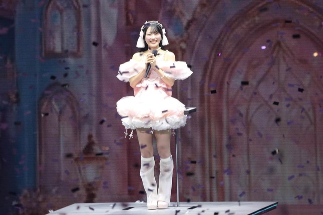 推し席ランキングで中間4位から逆転し、1位に輝いた佐藤綺星さん。ソロ曲「ファースト・ラビット」を披露した