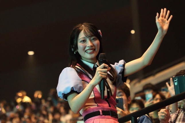 「推し席」で手を振る佐藤綺星さん