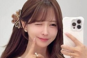 三上悠亜、超ミニスカ×ブーツの「秋服」コーデで「激カワ」ドキっ　「似合い過ぎる」「おしゃれ」「かわいすぎる」