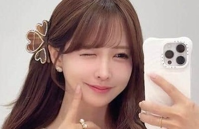 三上悠亜、超ミニスカ×ブーツの「秋服」コーデで「激カワ」ドキっ　「似合い過ぎる」「おしゃれ」「かわいすぎる」