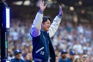 岩隈久志、美人妻とラブラブ2ショット...約24年前に結婚式をした場所で　「3歳の三女が写真を撮ってくれました」