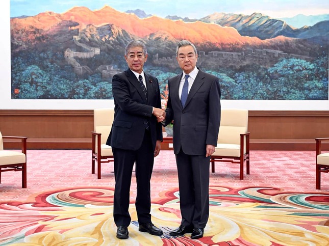 岩屋毅前外相と王毅外相の階段では何が話されたのか（写真：新華社/アフロ）

