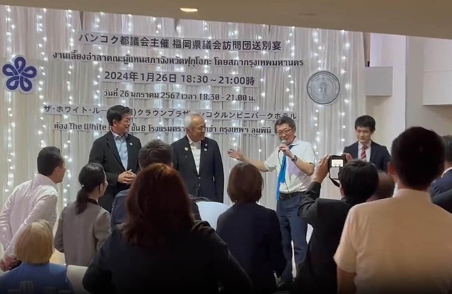 藏内氏（左から2人目）を紹介する松尾氏（センキョタイムズの投稿動画から）