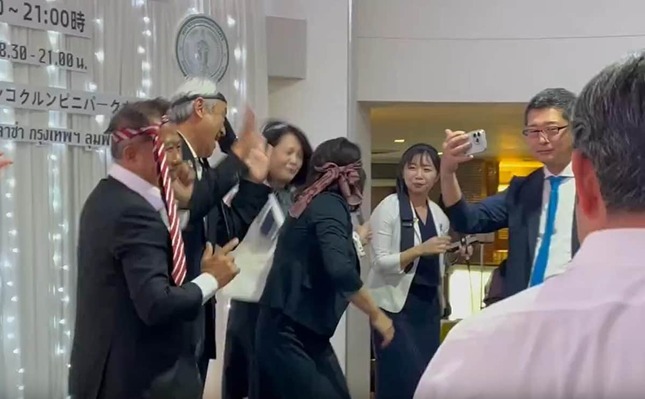 頭にネクタイの姿で踊る県議ら（センキョタイムズの投稿動画から）