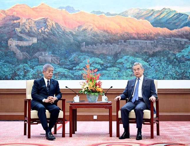会談する岩屋毅前外相と王毅外相（中国外交部の公式サイトより）