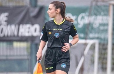 美女サッカー審判ジュリアーナ・ヴィジーレ、背中ざっくりドレス姿で色気ダダ漏れ　試合中とのギャップにドキっ