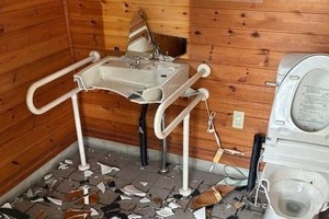 便器12基が破壊、洗面台や鏡も...公衆トイレ5か所で被害　駒ケ根市困惑「どうしてこんなことを」