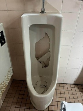 バスセンタートイレの被害（写真は駒ケ根市提供）