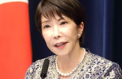 高市首相の乾杯に「下品」「居酒屋じゃないんだぞ」　オチラル首相との会食でグラスを頭上に掲げる