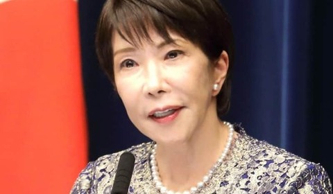 高市首相の乾杯に「下品」「居酒屋じゃないんだぞ」　オチラル首相との会食でグラスを頭上に掲げる