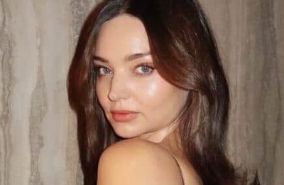 ミランダ・カー43歳、煌びやか黒ドレス姿で異次元スタイル炸裂　7歳年下イケメン超大物CEO夫と密着ショット